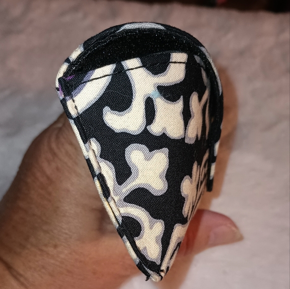 Vera Bradley Scroll Medallion Hardshell Eyeglasses Case (Magnetic Closure) - Picture 5 of 6